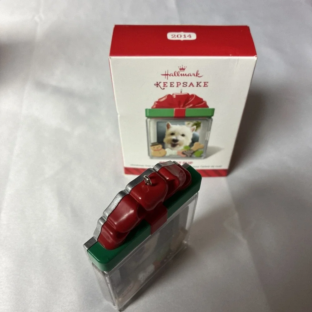 Hallmark Keepsake 2014 Perfect Pup Photo Holder Musical Ornament Dog QG01106
